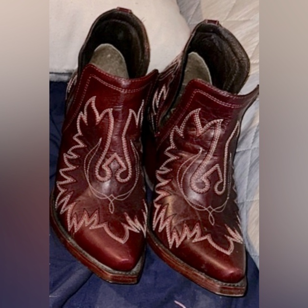 Women  Ariat Women wine Ankle Boots Size 7